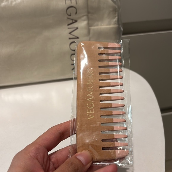 vegamour hydrate (Hydr-8)
Leave in Conditioner, comb, and Travel
Cosmetic Bag - Picture 11 of 11